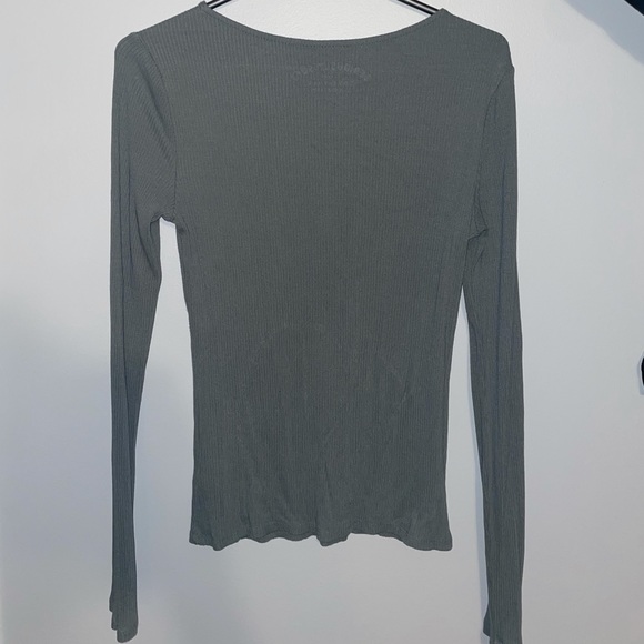 Green tight fitted long sleeve shirt. Size M from Aeropostale - Picture 2 of 2
